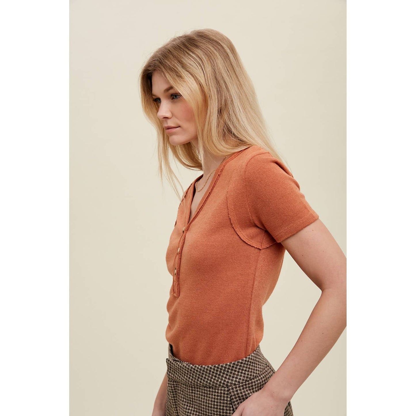 BUTTON-UP KNIT TOP WITH RAW EDGE DETAIL / WL23-7543